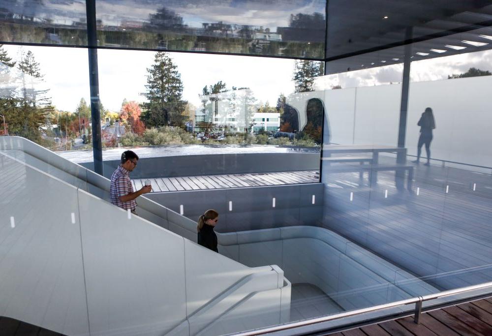 I dipendenti Apple vanno a sbattere contro i vetri della nuova sede, costata 5 miliardi
