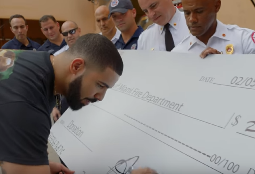 Drake regala un milione di dollari nel videoclip di "God's Plan"