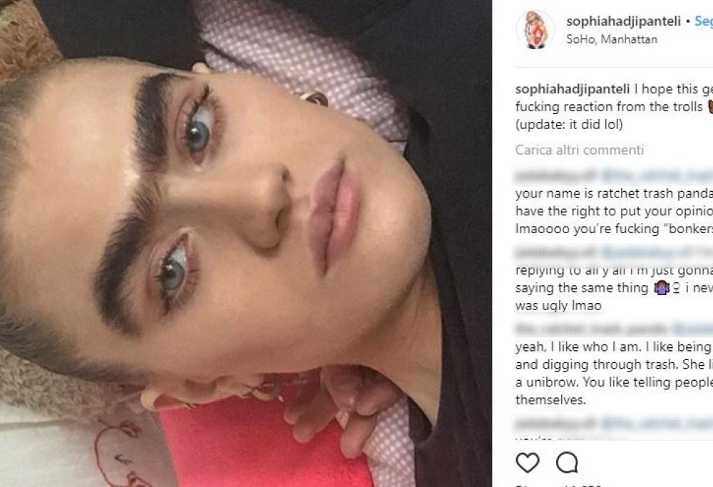 Sophia, la modella con il monosopracciglio che sfida la bellezza classica