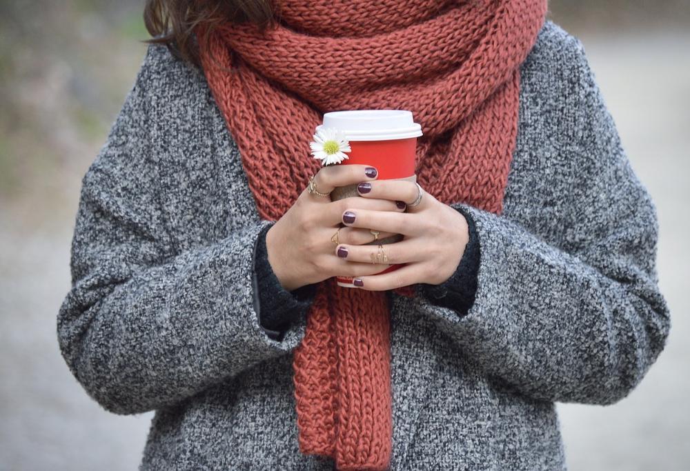 Finalmente sappiamo perché le donne hanno spesso le mani fredde