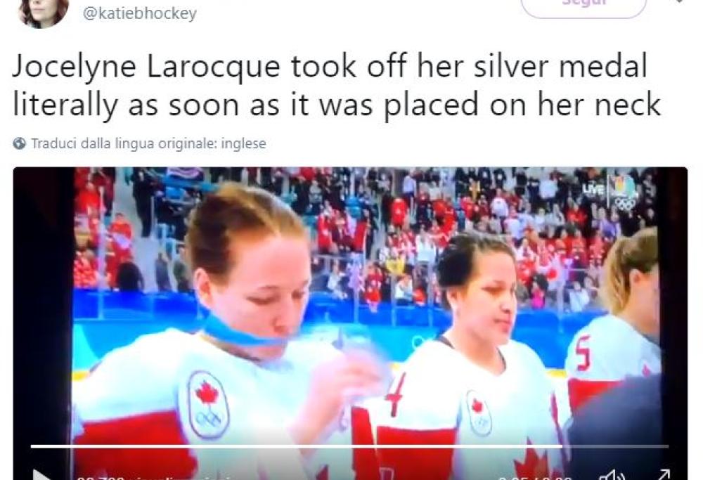 Campionessa di hockey si sfila la medaglia d'argento appena ricevuta