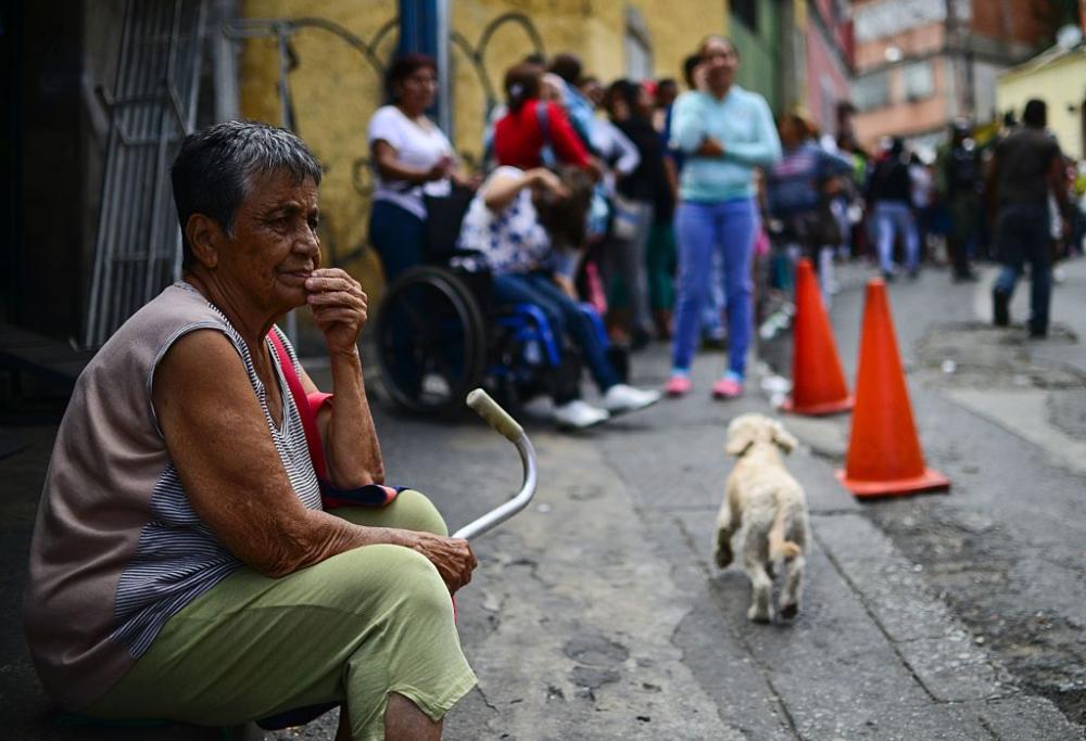 Venezuela: anziano muore dopo due giorni di fila per ritirare la pensione