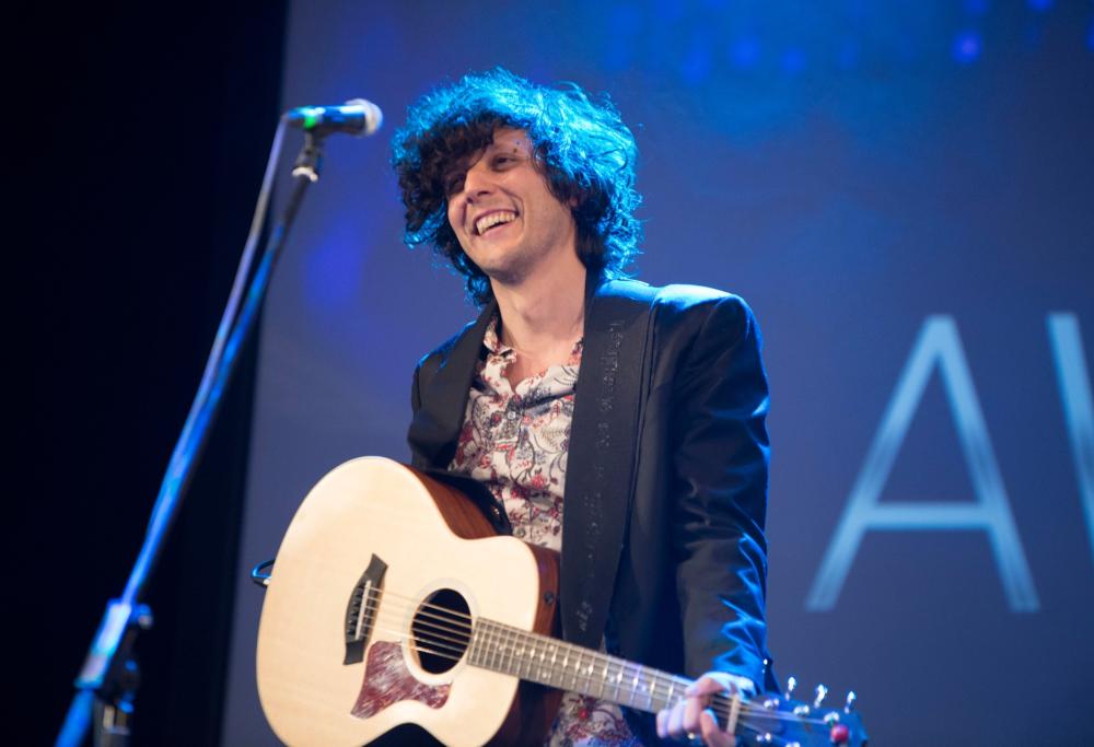 Ermal Meta, fuori oggi il cofanetto “Non abbiamo armi – Il concerto”