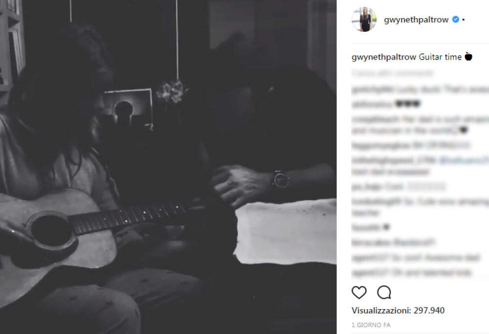 Chris Martin super papà: il cantante dà lezioni di chitarra alla figlia. Ecco il tenero video