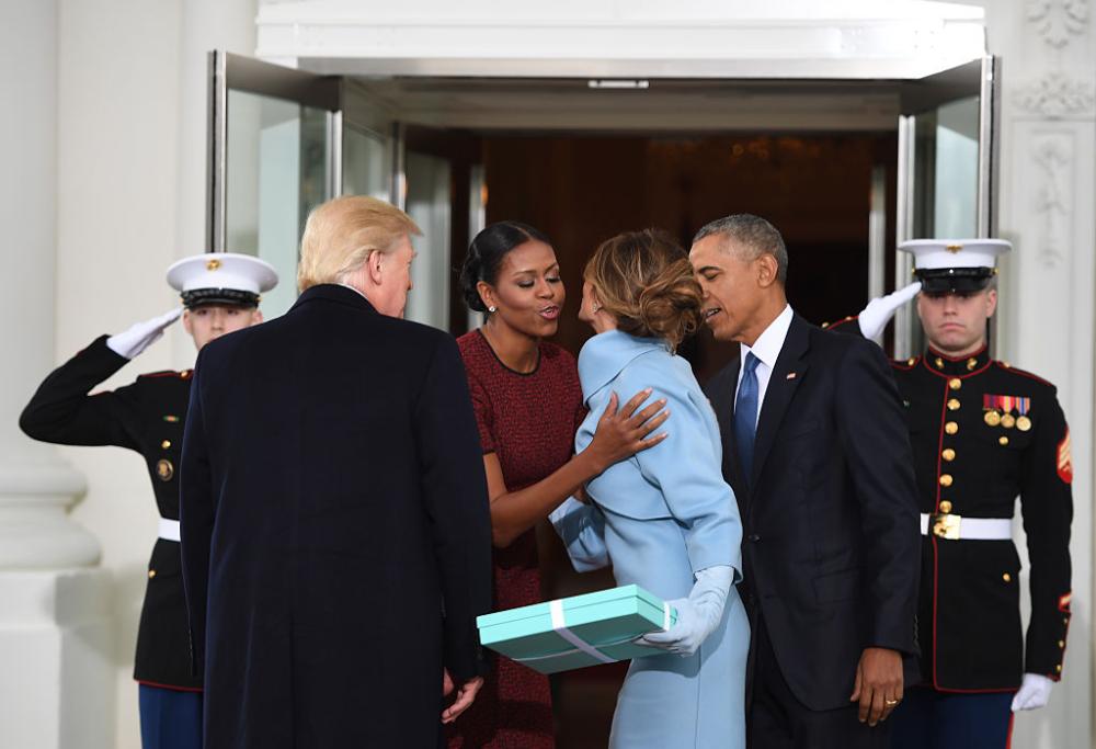 Vi sveliamo cos'era il regalo di Melania a Michelle il giorno dell'insediamento alla Casa Bianca