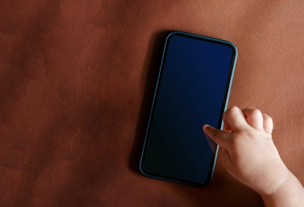 Bambino di due anni sbaglia il codice sull’iPhone della mamma e lo blocca per 47 anni