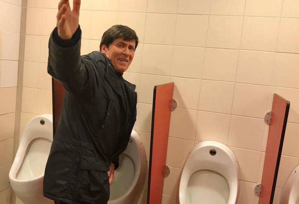 Gianni Morandi fotografato alla toilette: prima si arrabbia, poi se la ride e posta la foto