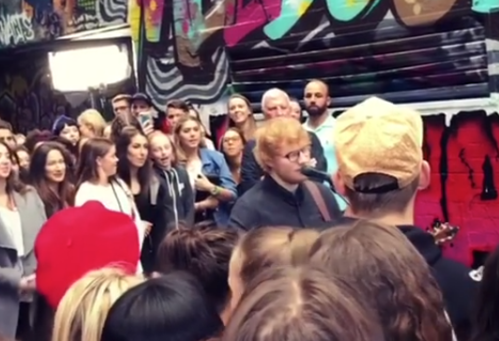 Ed Sheeran canta "Perfect" in strada a Melbourne