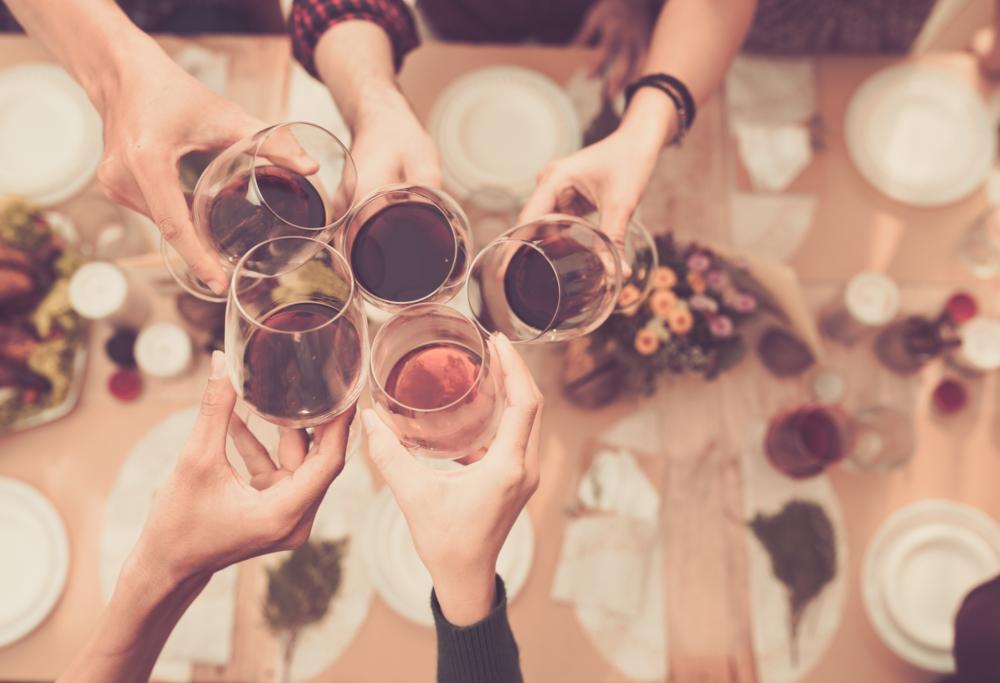 Un bicchiere di vino rosso è come un’ora di palestra: una ricerca spiega perché