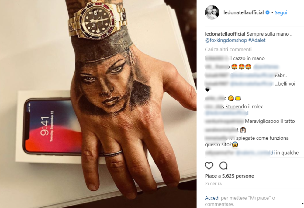 Fabrizio Corona si è tatuato sulla mano il volto della fidanzata 