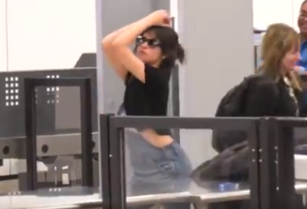 Camila Cabello prende in giro i paparazzi in aeroporto. Guarda il video