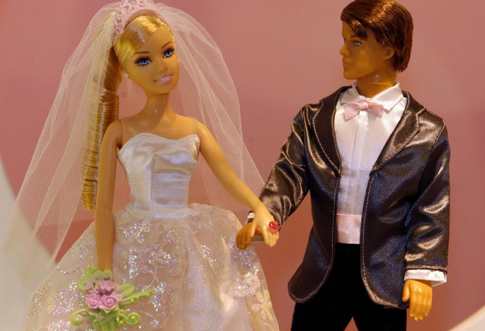 Sindrome di Barbie & Ken: sempre più persone vanno dal chirurgo per assomigliare alle bambole