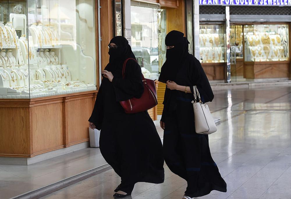 Svolta in Arabia Saudita: per le donne non è più obbligatorio l'abito nero coprente