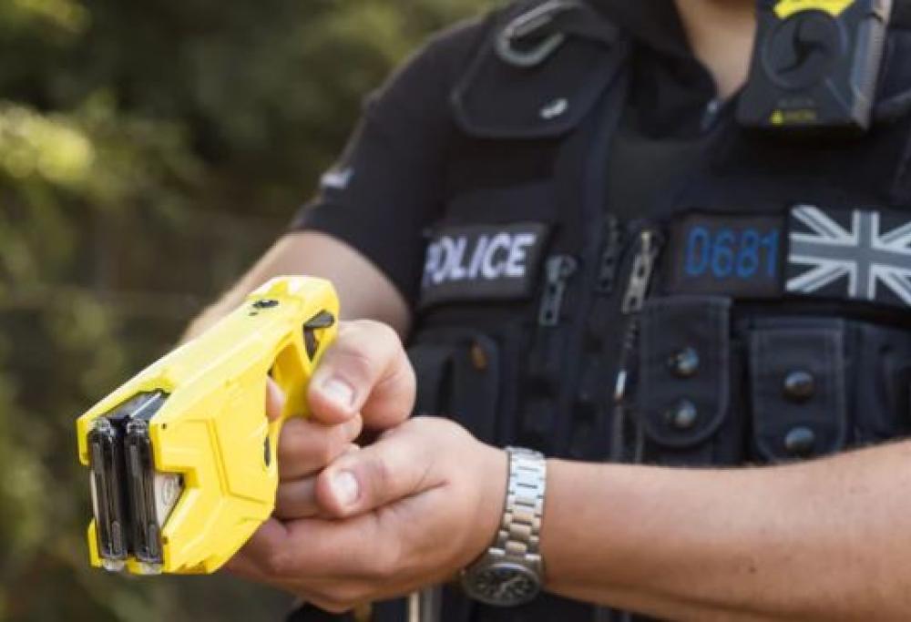 Sei città italiane sperimentano il taser, la pistola elettrica che blocca con una scossa