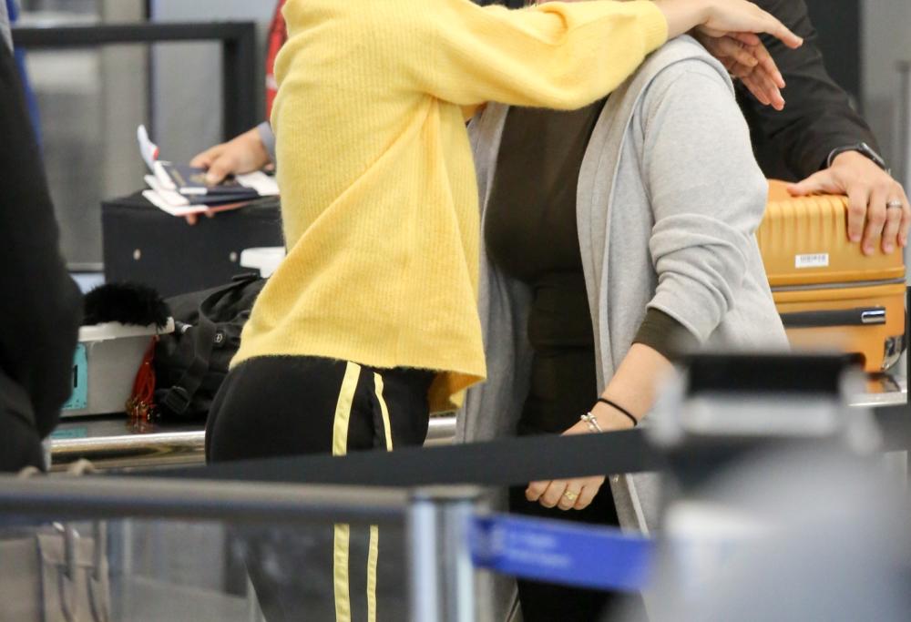 Camila Cabello trolla ancora i paparazzi all'aeroporto, stavolta con la mamma