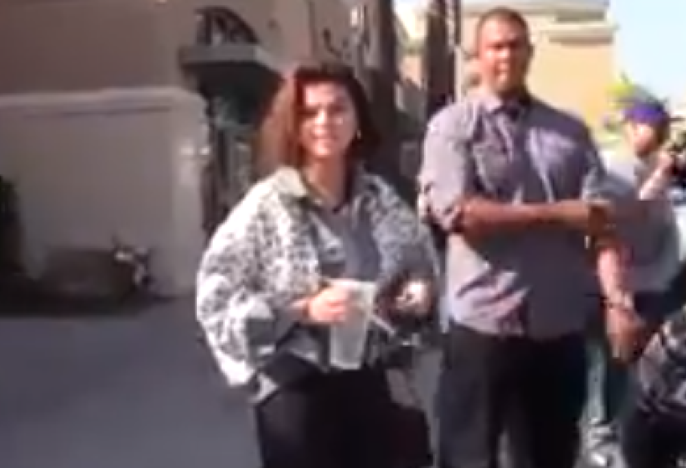 "Mi stai spaventando": la dolcezza con cui Selena Gomez liquida il paparazzo. Guarda il video