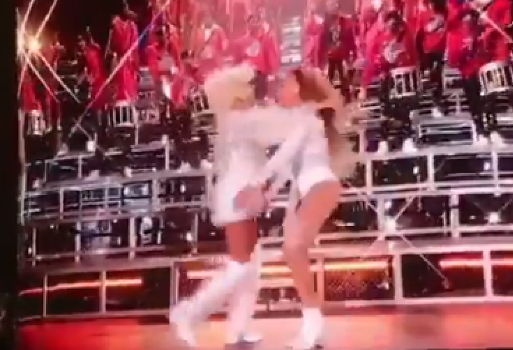 Beyoncé e Solange cadono sul palco del Coachella tentando un "abbraccio volante". Guarda il video