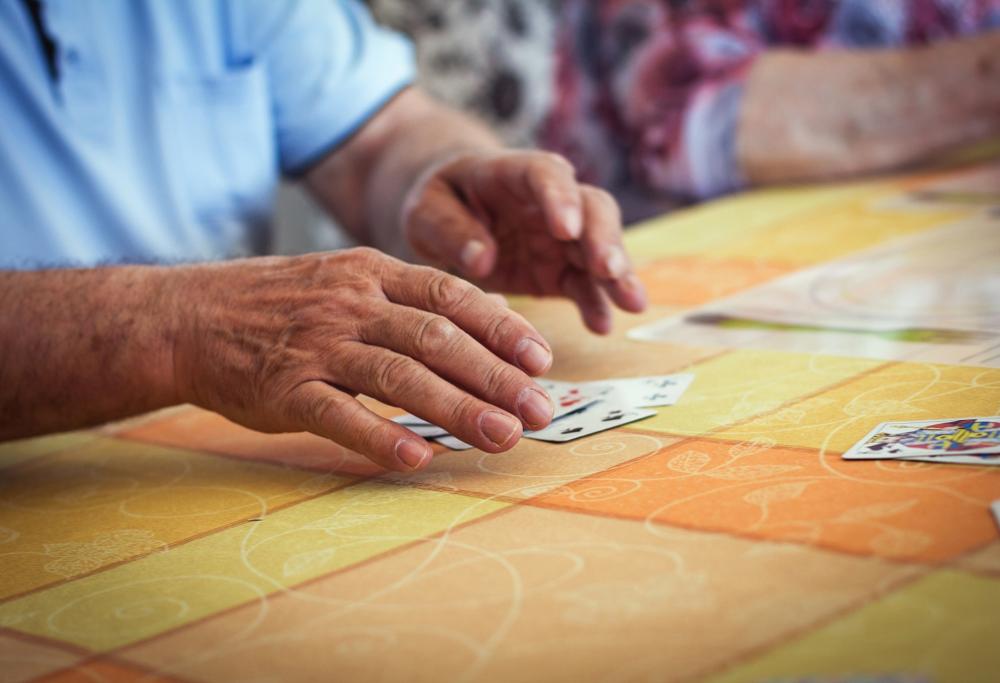 Partita di carte tra anziani finisce in rissa: volano sediate