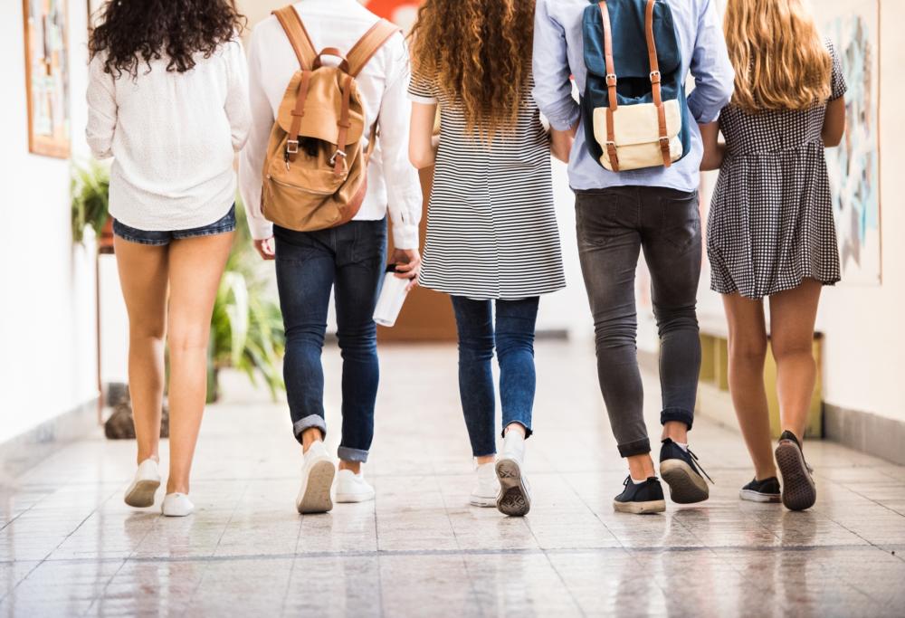 Stop a minigonne, trucco e pantaloni a vita bassa: la proposta di una Preside torinese