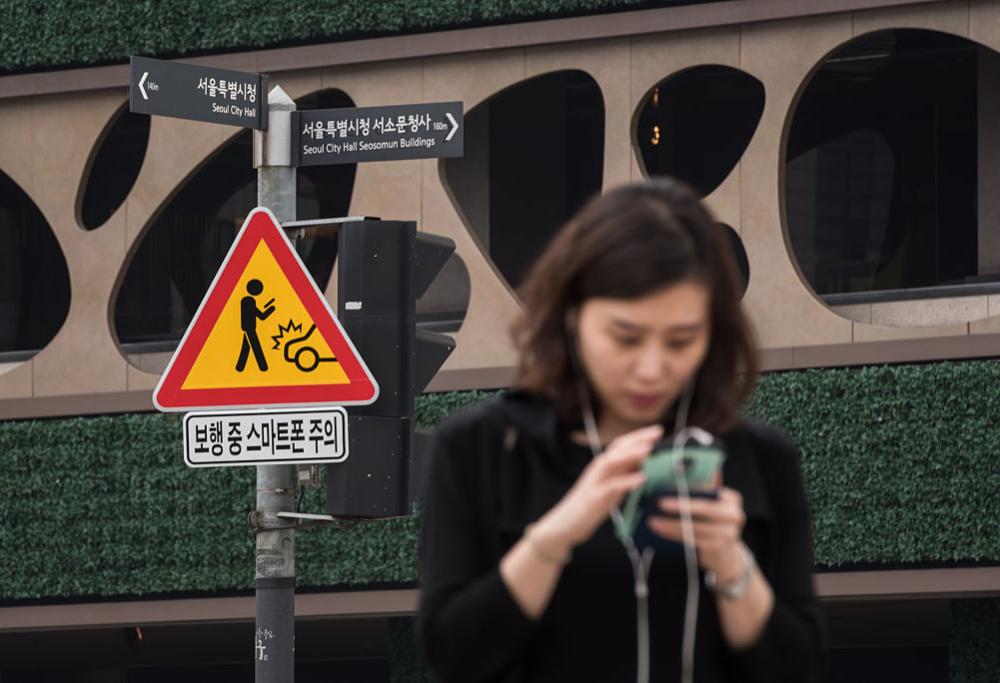 Dopo 5 passi il telefono si blocca: l’app coreana per fermare gli “smartphone zombie”