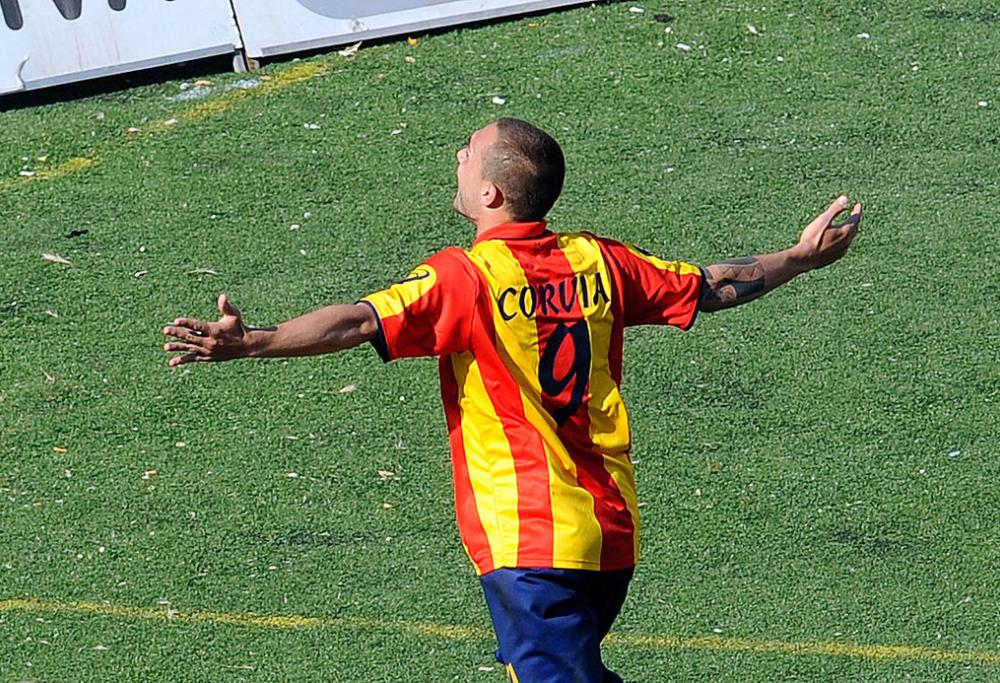 Picchia il marito commosso per il Lecce in serie B: "Per i figli non lo hai mai fatto”
