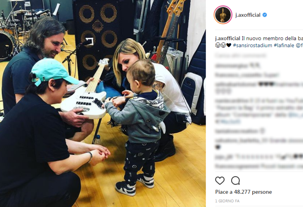 J-Ax con il figlio Nicolas in sala prove: "Il nuovo membro della band"