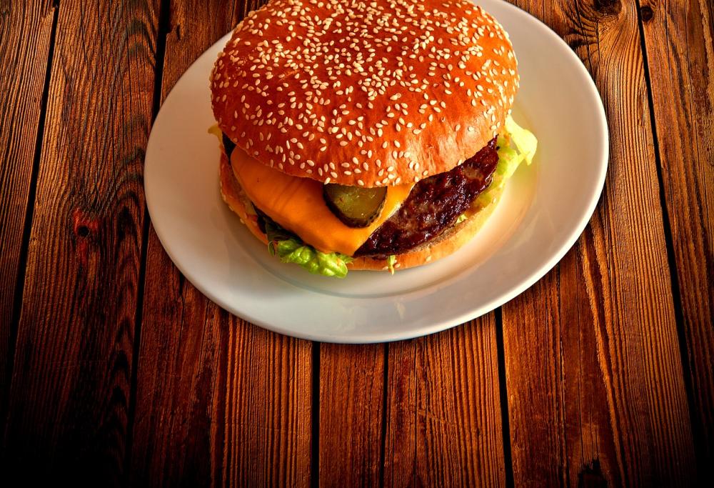 Il trucco per un hamburger perfetto è il cubetto di ghiaccio: ecco come e perché