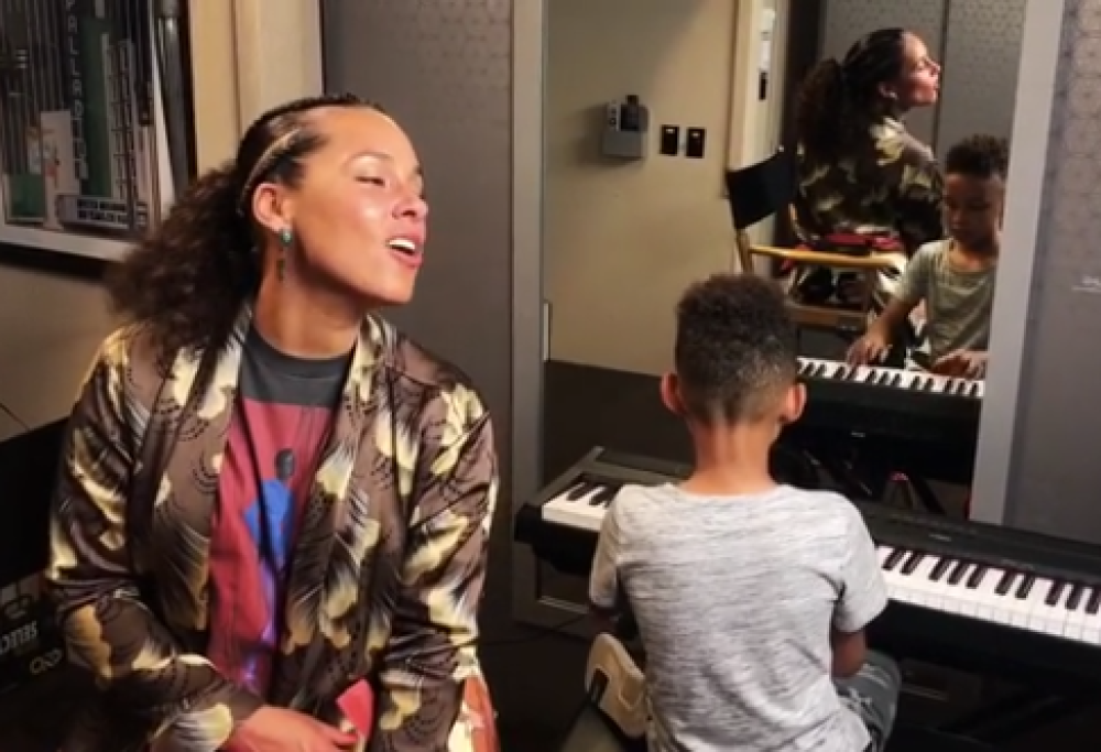 Alicia Keys, il figlio di 7 anni è un pianista provetto: sentite che duetto con la mamma!