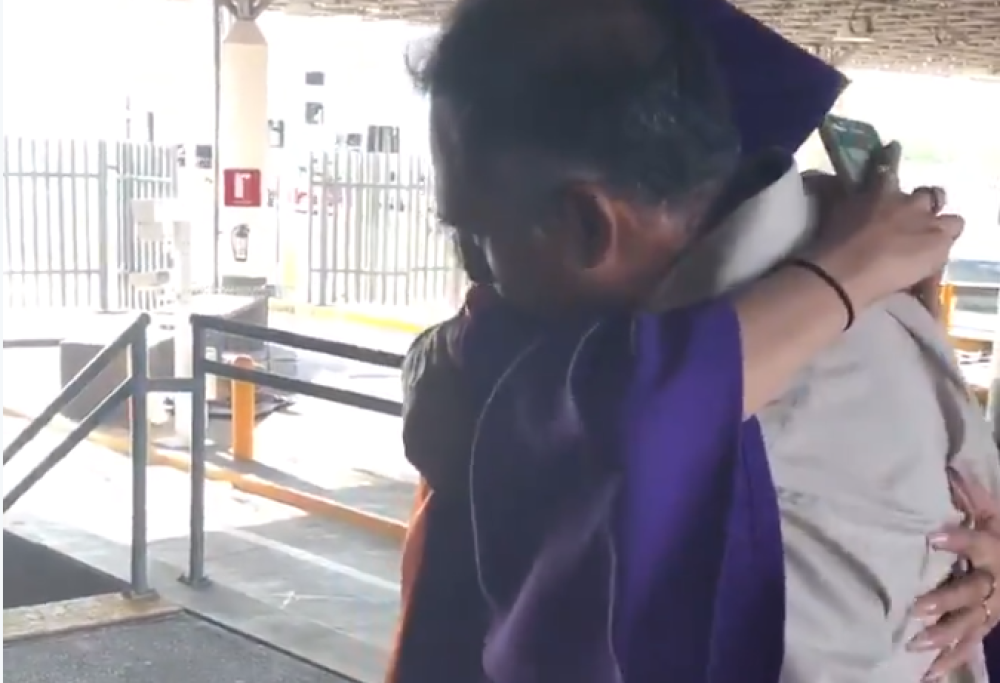 Prima di diplomarsi attraversa il confine del Messico per abbracciare il padre