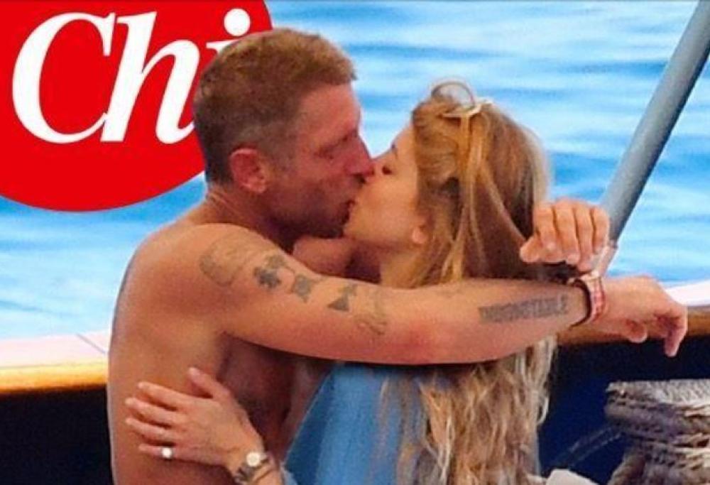 Lapo Elkann, baci appassionati con Gala Kalchbrenner