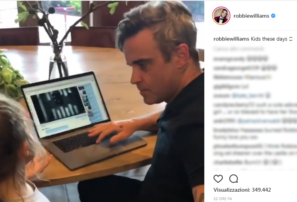 Robbie Williams mette una sua canzone, la figlia non gradisce e chiede di ascoltare Beyoncé