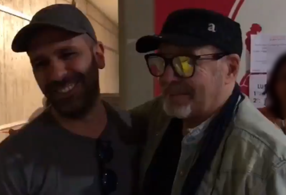 Checco Zalone incontra Vasco Rossi e scherza con il suo gruppo: "Siete bravi come cover band"