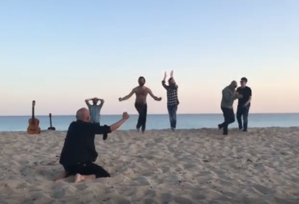 I Negramaro imitano Aldo, Giovanni e Giacomo nella celebre partitella sulla spiaggia