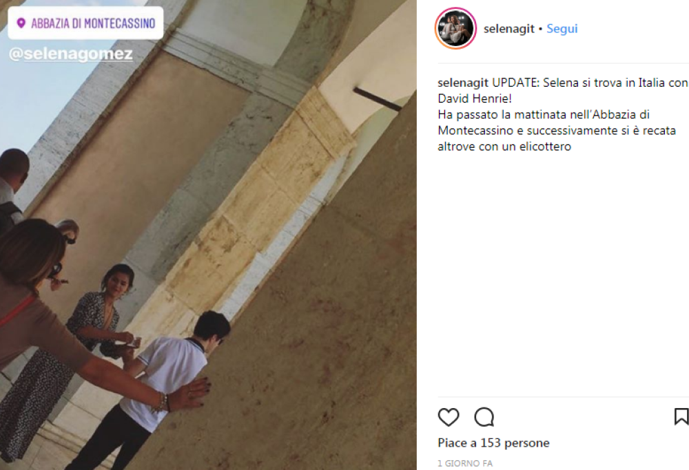 Selena Gomez in Italia, la star avvistata all’abbazia di Montecassino e a Capri