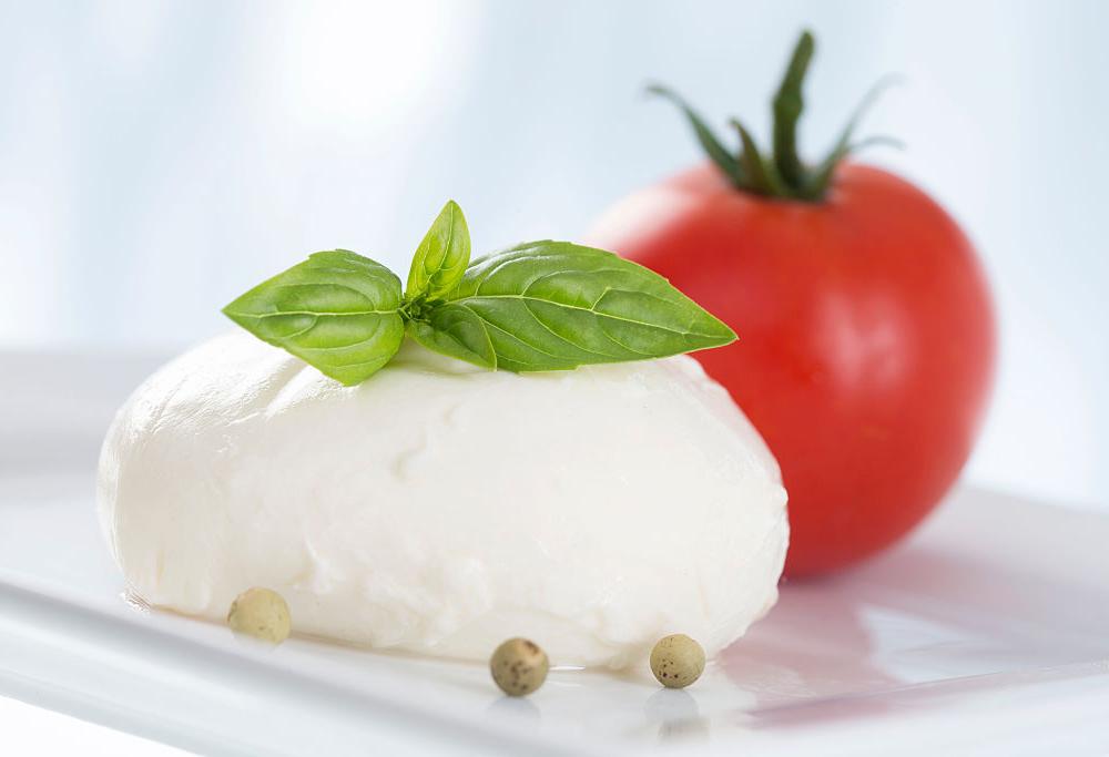 Ragazza trova aghi da cucito nella mozzarella: mistero in un supermercato di Firenze