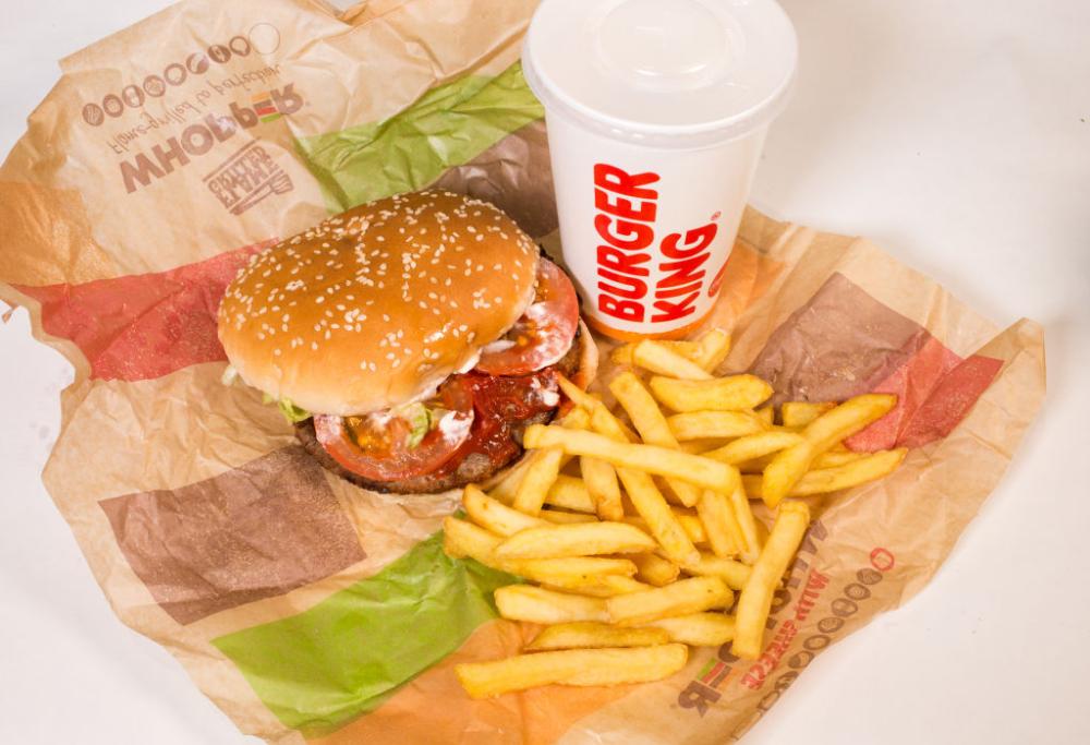 Burger King: hamburger gratis a tutte le donne che si fanno mettere incinta da un calciatore