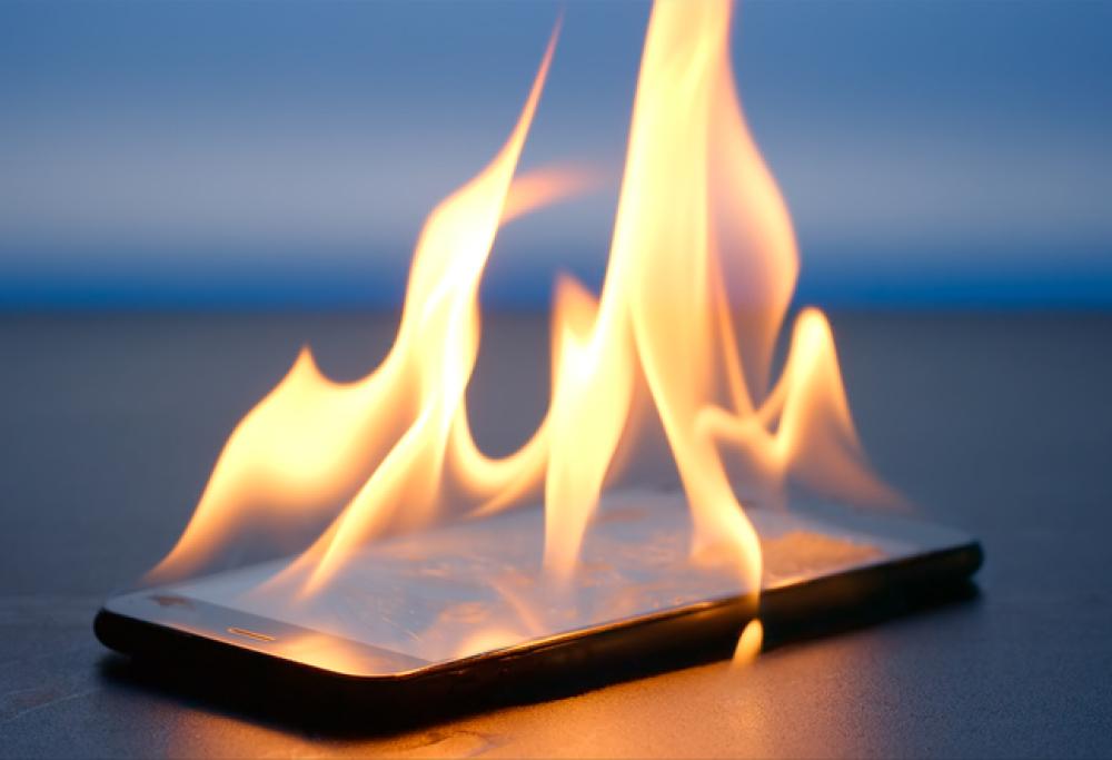 Cellulare in carica esplode durante la notte, manager muore nel sonno