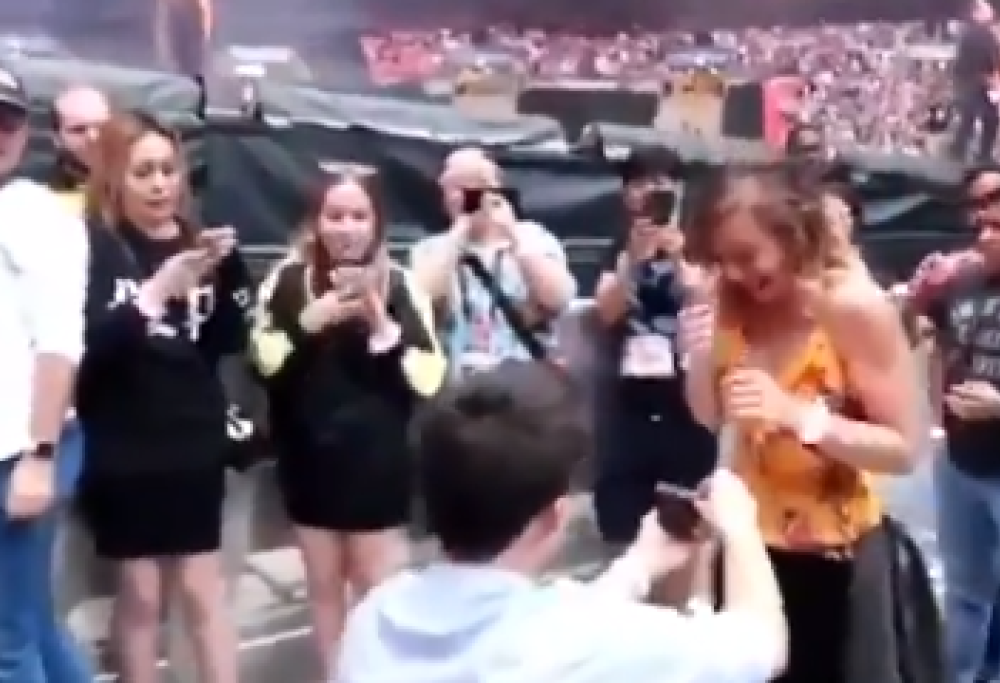 Le fa la proposta di matrimonio al concerto di Taylor Swift, ma la futura sposa non riesce a smettere di piangere