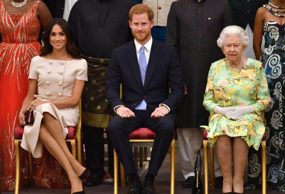 Meghan Markle accavalla le gambe e… infrange l’etichetta!