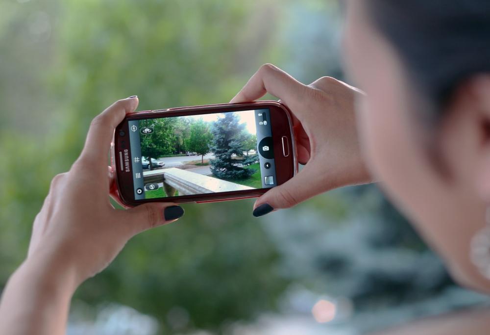 Allarme Samsung: un bug invia tutte le foto del rullino a contatti a caso