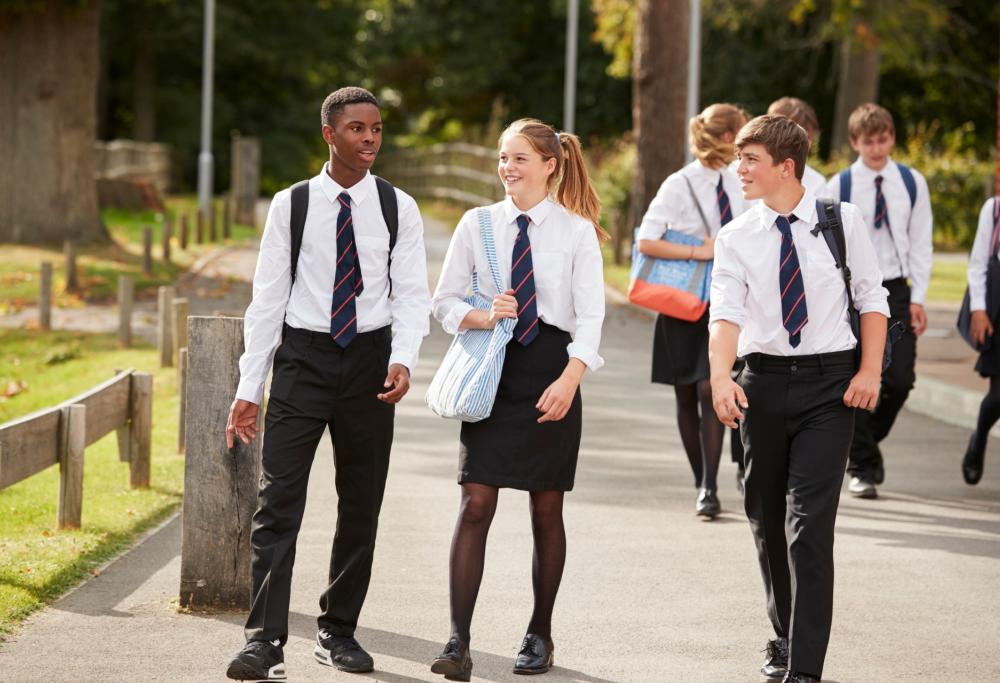 Ecco perché molte scuole inglesi hanno vietato le gonne