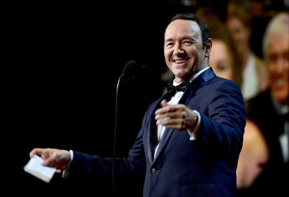 Kevin Spacey: tre nuove accuse di violenza a suo carico, interviene anche l’attore Guy Pearce