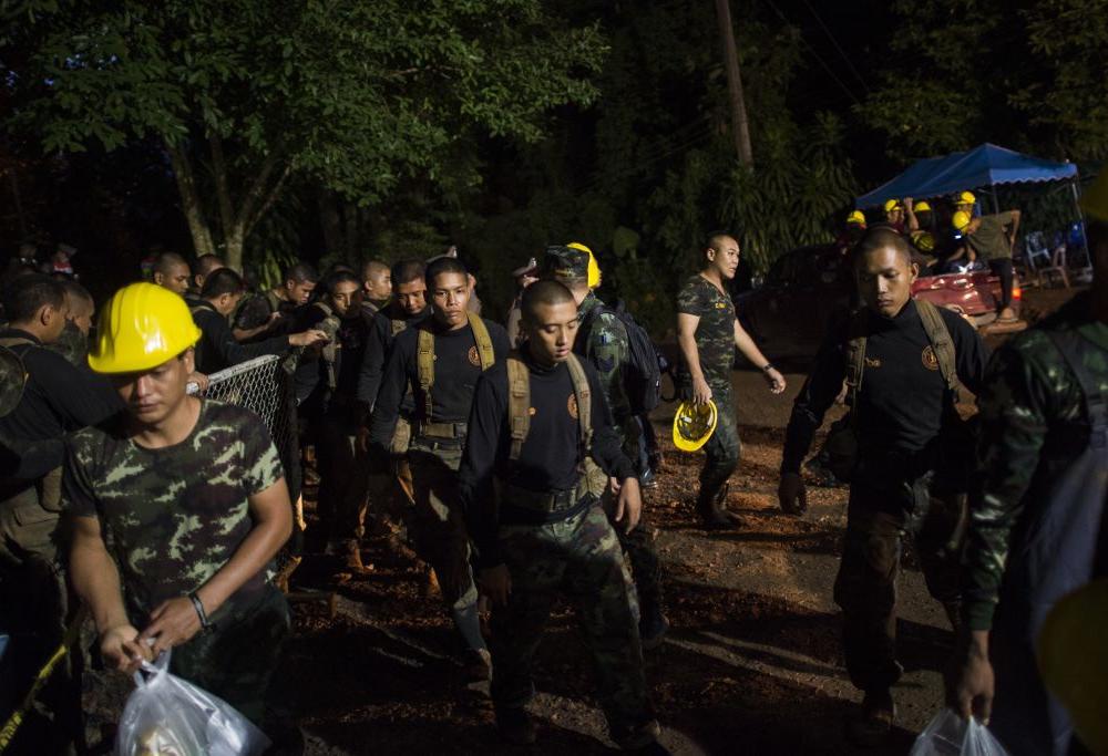 Ragazzi intrappolati nella grotta: muore uno dei soccorritori
