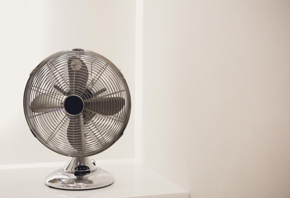 Litigano per un ventilatore: 29enne minaccia di morte i familiari e ferisce i poliziotti