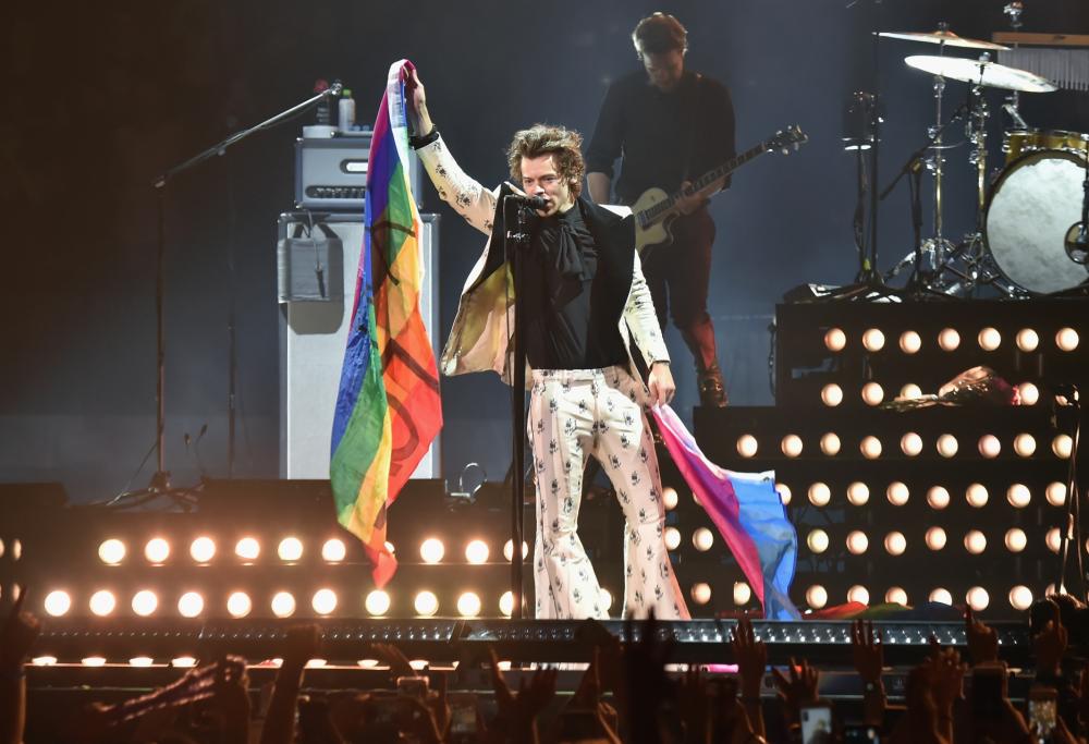 Harry Styles: "Sono gay, non lo siamo un po' tutti?"