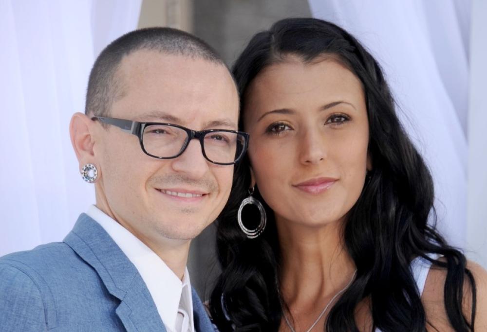 Un anno fa moriva Chester Bennington. La moglie Talinda: "Quel giorno è cucito all'interno delle nostre menti"