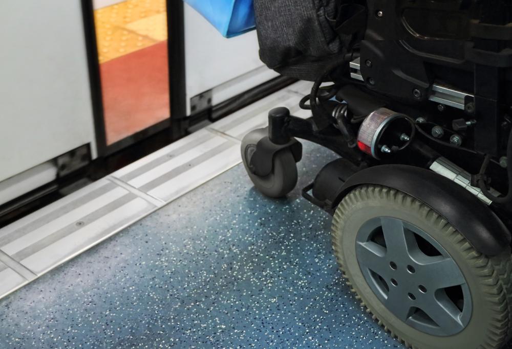 Offende un ragazzo disabile sul treno, poi si scusa: "Sono un imbecille". La storia è virale