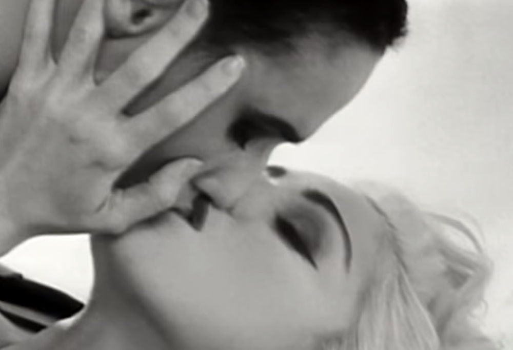 Madonna, la modella del video "Justify My Love" confessa: "Era ossessionata da me"