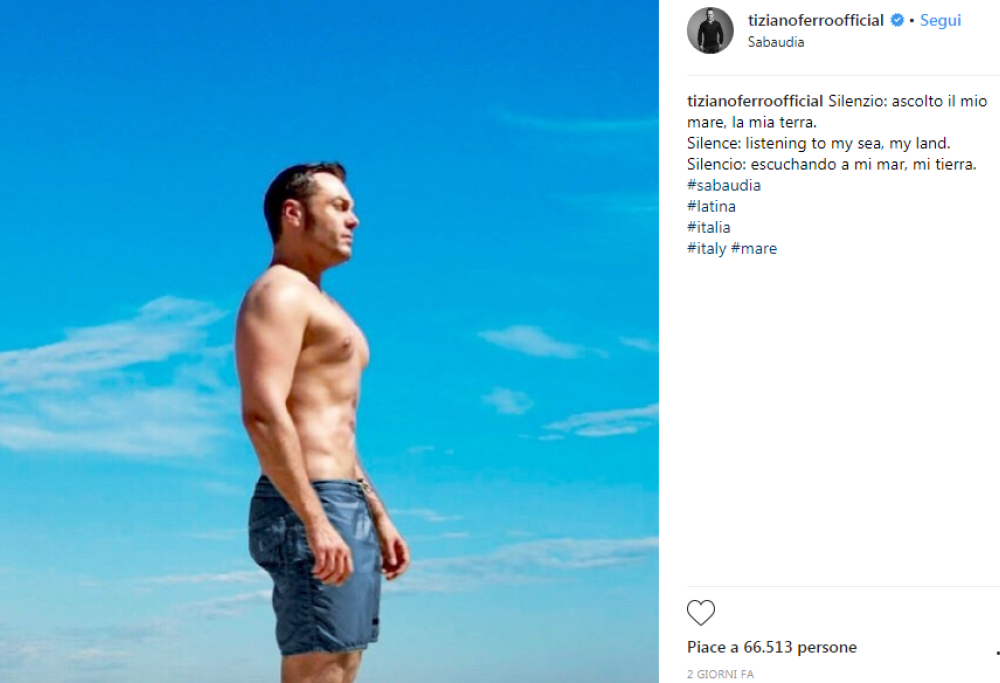 Tiziano Ferro, fisico bestiale in spiaggia