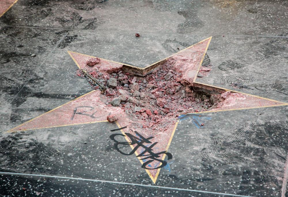 Distrugge la stella di Trump sulla Walk Of Fame a colpi di piccone 